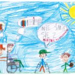 Dziecięcy obrazek. Pas zielonej trawy, dużo niebieskiego nieba, w rogu żółte słońce. Osoby na rysunku to osoba na wózku, którą wspiera osoba chodząca - osoba na wózku rozmyśla o miejscach parkingowych dedykowanych osobom z niepełnosprawnością. Osoba o 2 kulach mówiąca nie śmiej się z niepełnosprawnych. Człowiek z psem na spacerze 9można podejrzewać że to pies asystujący).